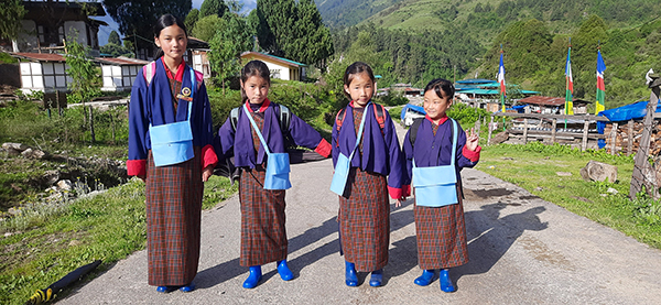Children going to school in Sephu